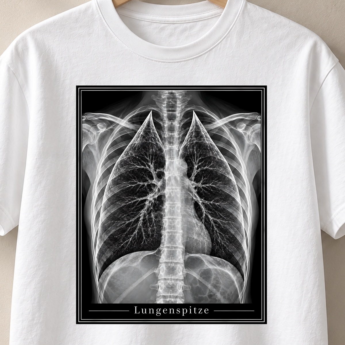 Weißes T-Shirt mit Lungenflügeln, die in auffälligen Spitzen enden, in Röntgenoptik – Lungenspitze