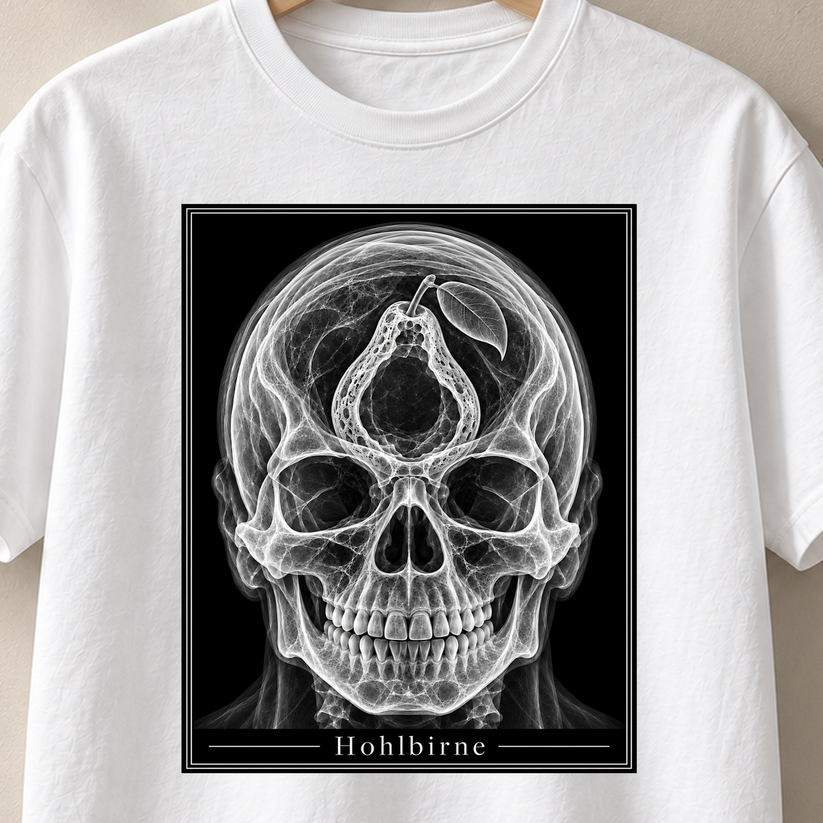 Weißes T-Shirt mit einer Birne mit Stiel und Blatt im Schädel in Röntgenoptik – Hohlbirne
