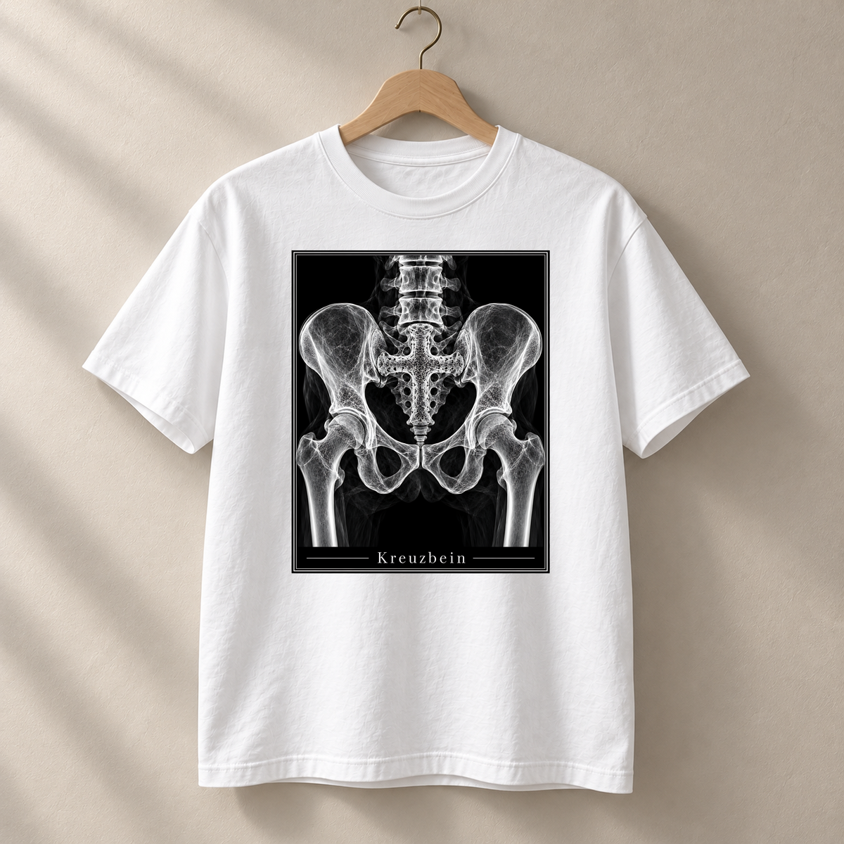 Kreuzbein – weißes T-Shirt hängend