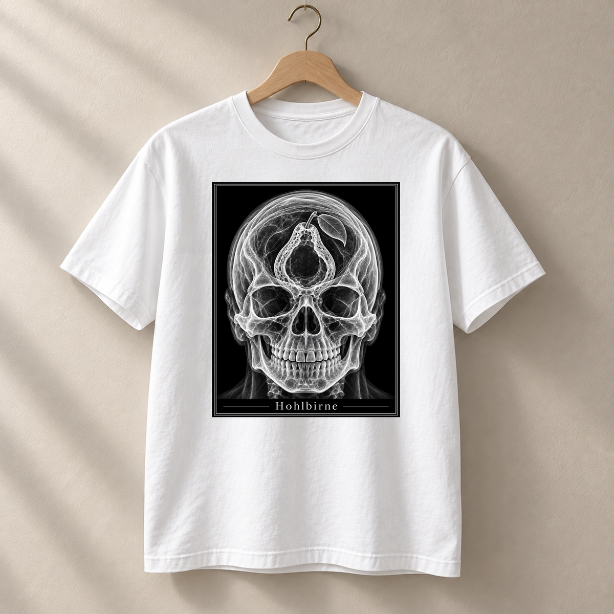Hohlbirne – weißes T-Shirt hängend