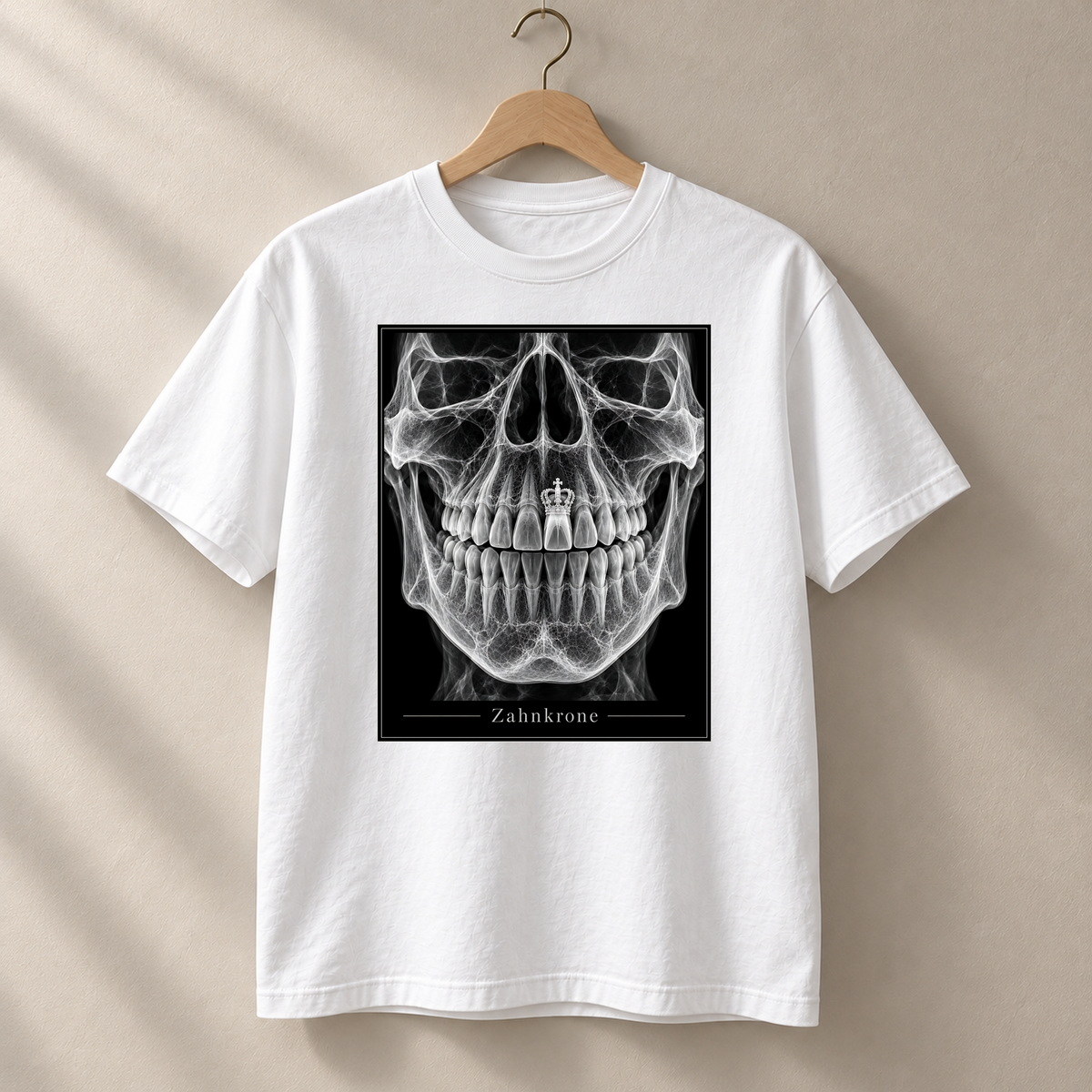 Zahnkrone – weißes T-Shirt hängend