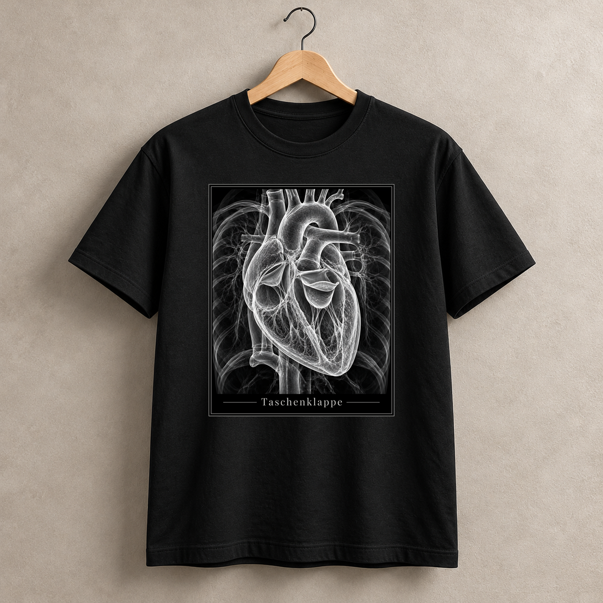 Taschenklappe – schwarzes T-Shirt hängend