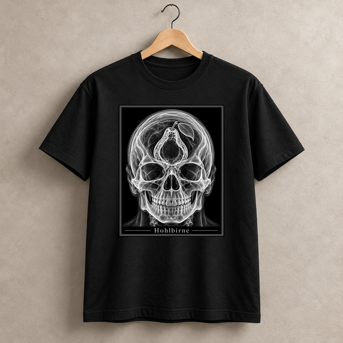 Hohlbirne – schwarzes T-Shirt hängend