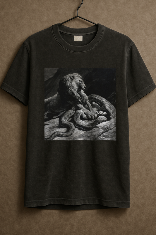 Victory – Lion Choking a Large Python -  Bio Baumwolle Premium Unisex