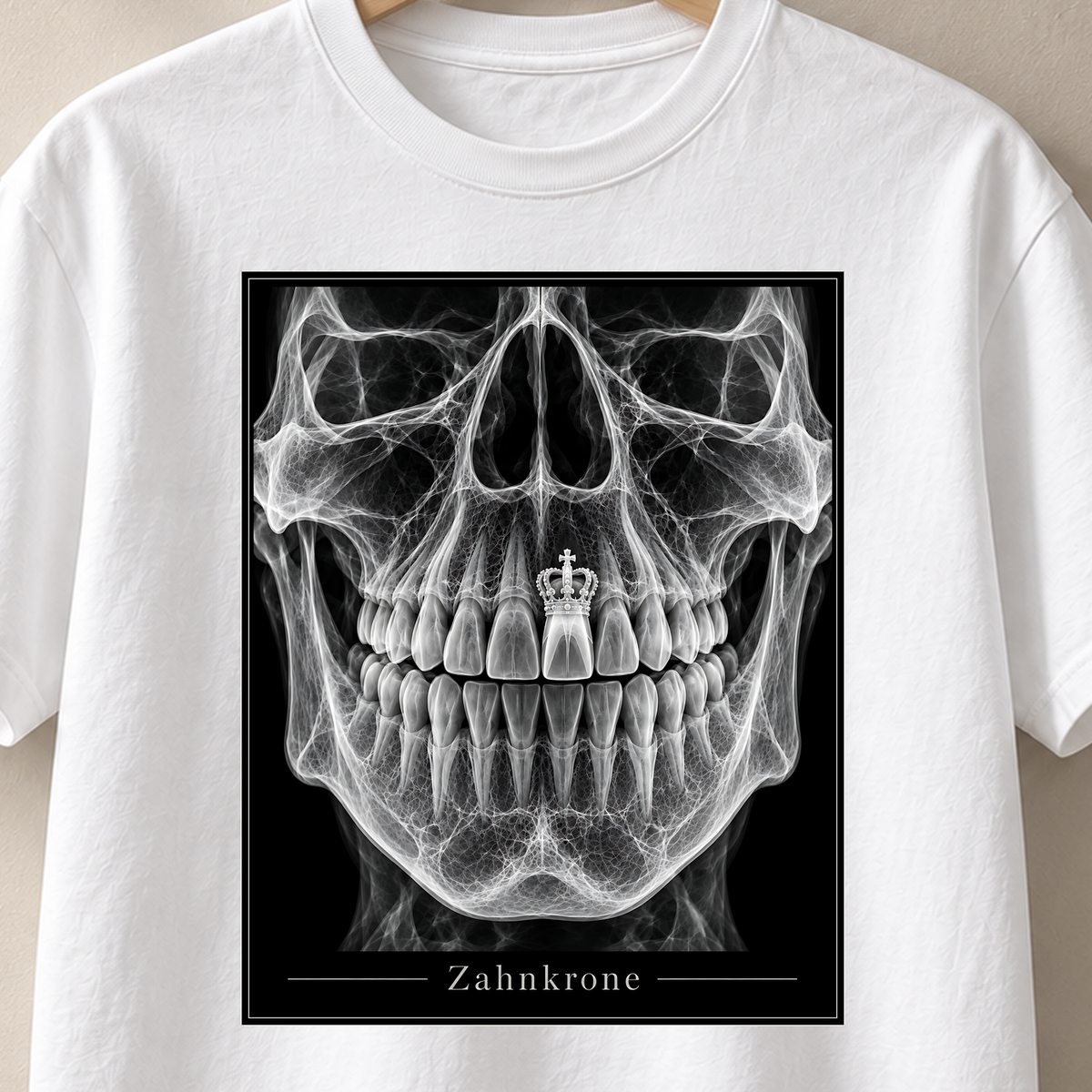 Weißes T-Shirt mit Königskrone auf einem Schneidezahn in Röntgenoptik – Zahnkrone