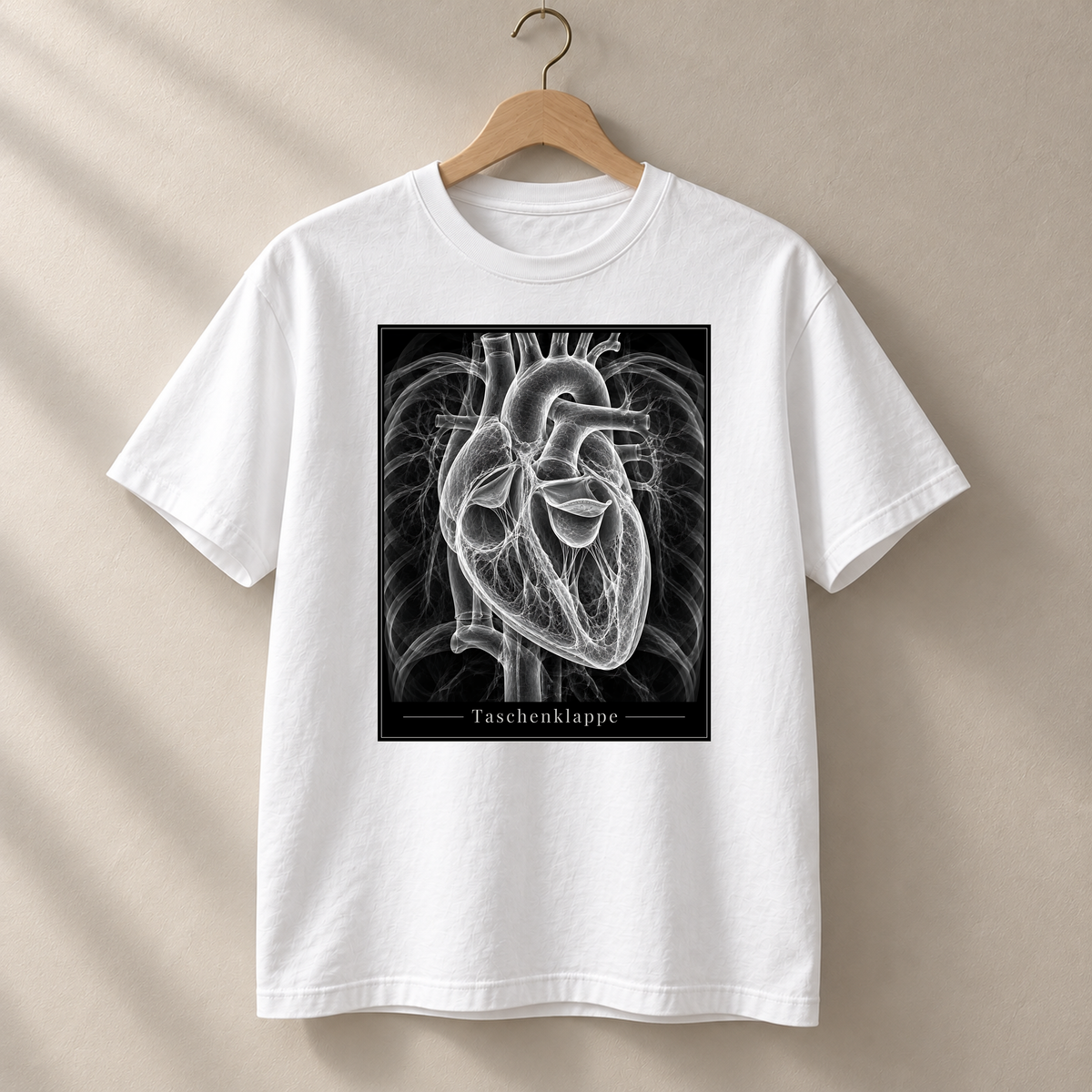 Taschenklappe – weißes T-Shirt hängend