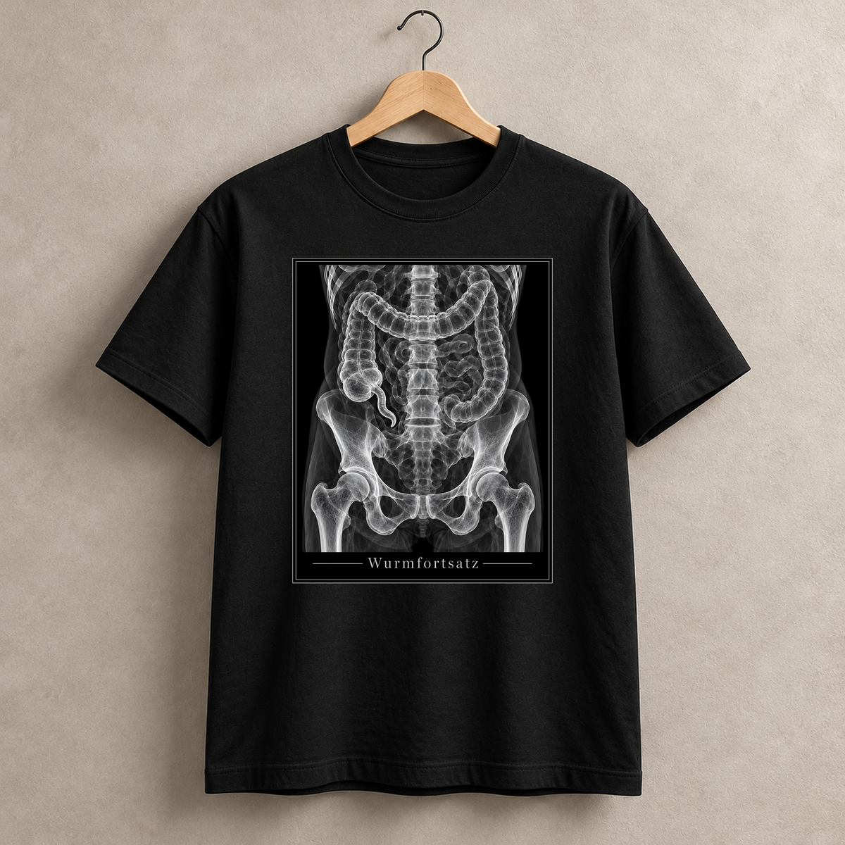 Wurmfortsatz – schwarzes T-Shirt hängend