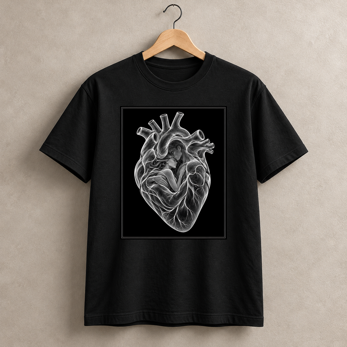 Vertrauter Augenblick – schwarzes T-Shirt hängend