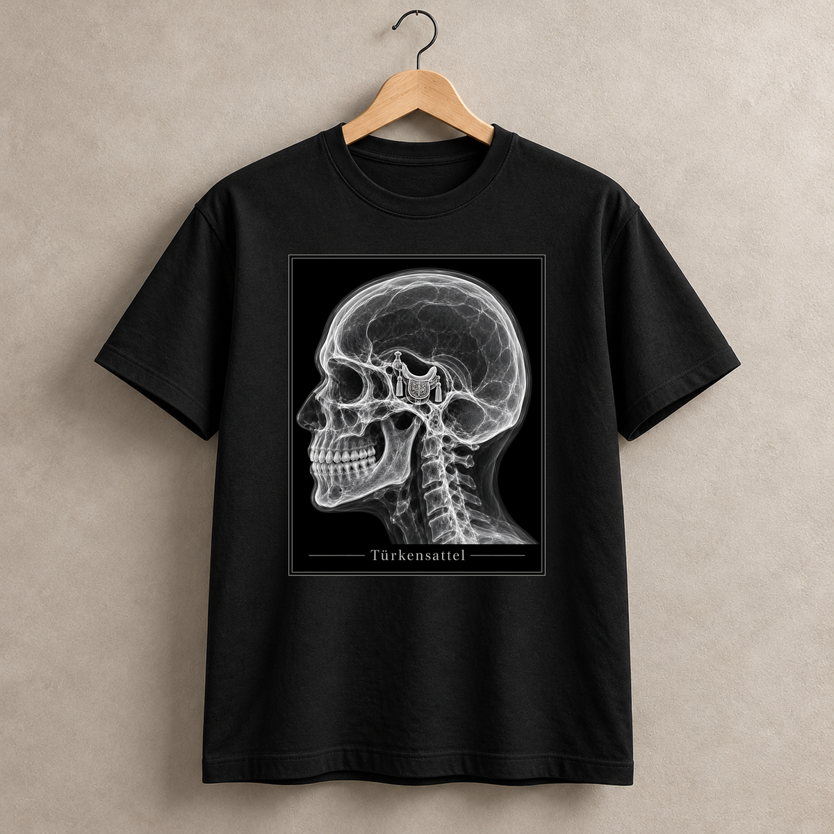 Türkensattel – schwarzes T-Shirt hängend