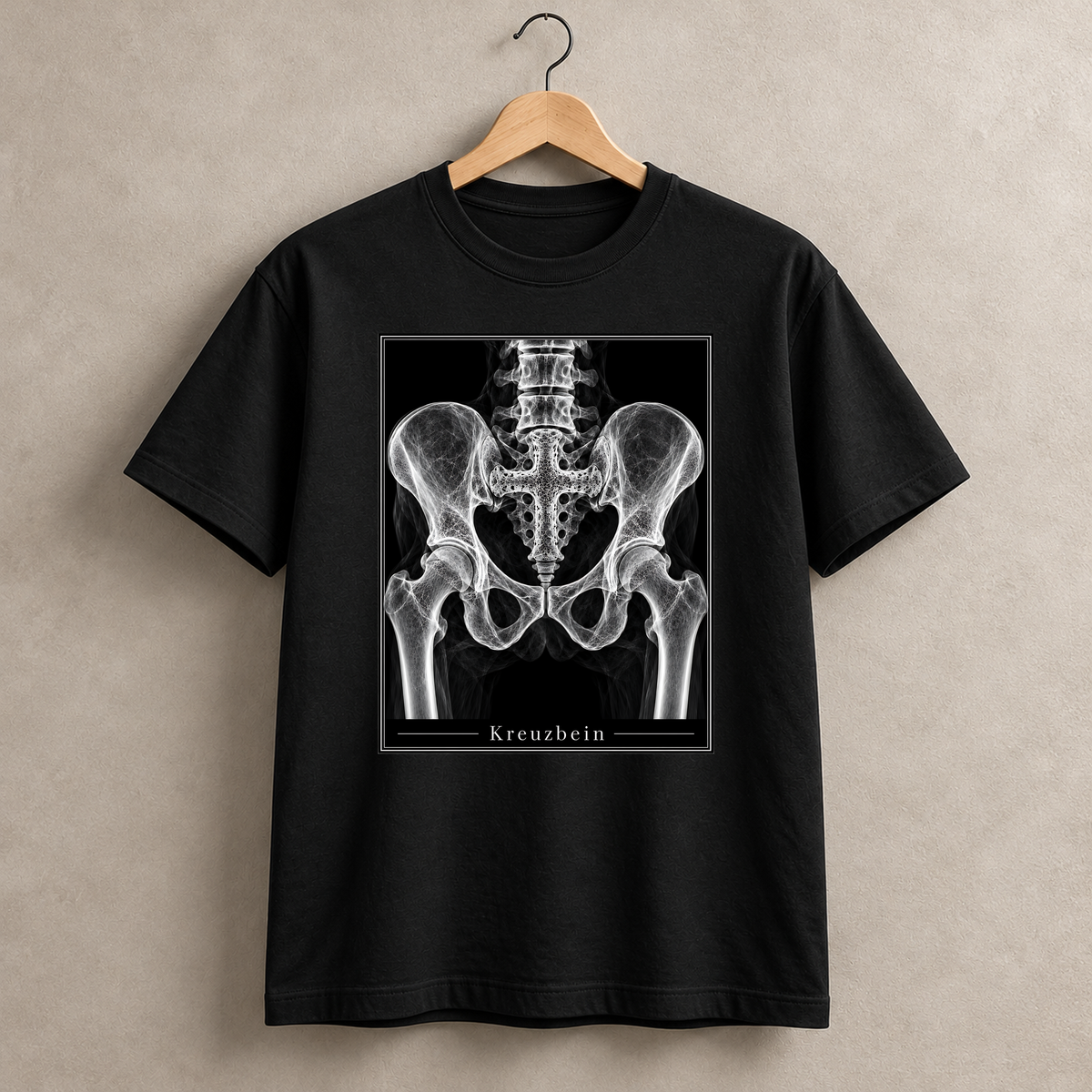 Kreuzbein – schwarzes T-Shirt hängend