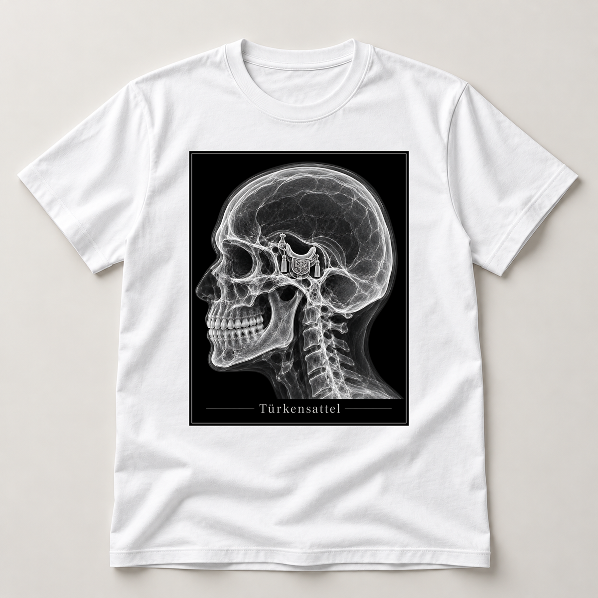 Türkensattel – weißes T-Shirt als flache Ansicht