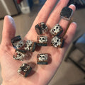 Totenkopf & Knochen Würfelset – Handgemachte  Epoxidharz für DND & Brettspiele