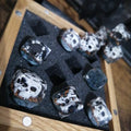 Totenkopf & Knochen Würfelset – Handgemachte  Epoxidharz für DND & Brettspiele